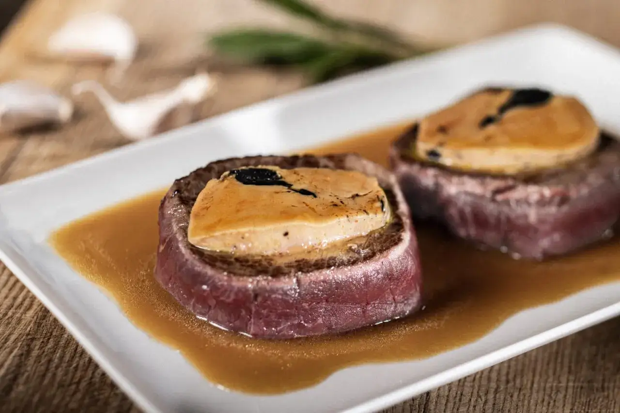 Deux tournedos de bœuf, nappés d'une sauce onctueuse, surmontés d'une tranche de foie gras poêlé. Quelle sauce pour accompagner un tournedos de bœuf ?