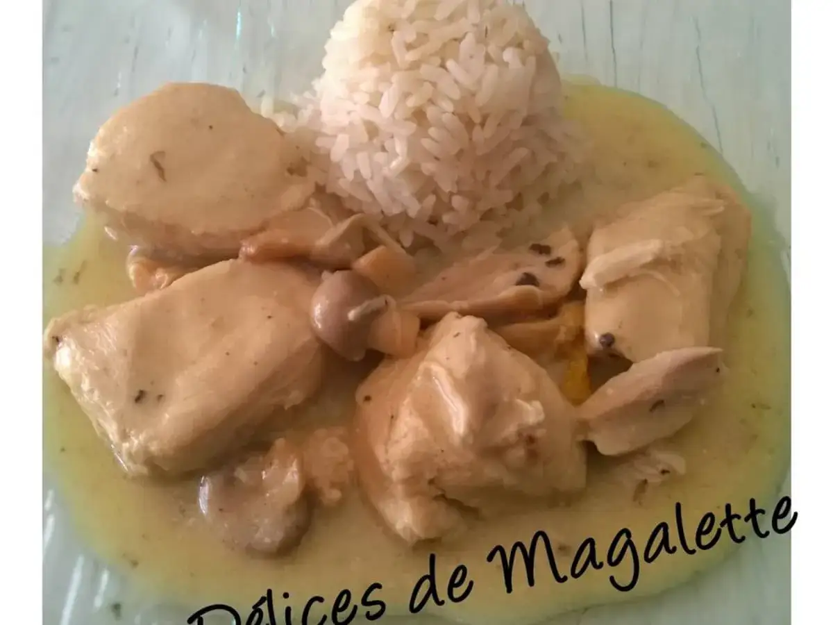 Poulet tendre en sauce crémeuse avec champignons, servi avec du riz. Une délicieuse sauce d'accompagnement pour poulet au four.
