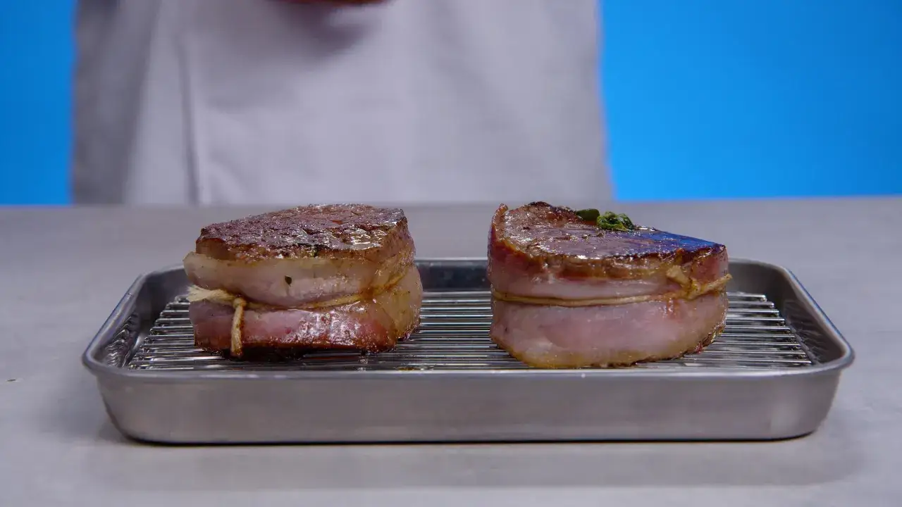 Deux tendres filets mignons enveloppés de bacon, prêts à être cuisinés.
