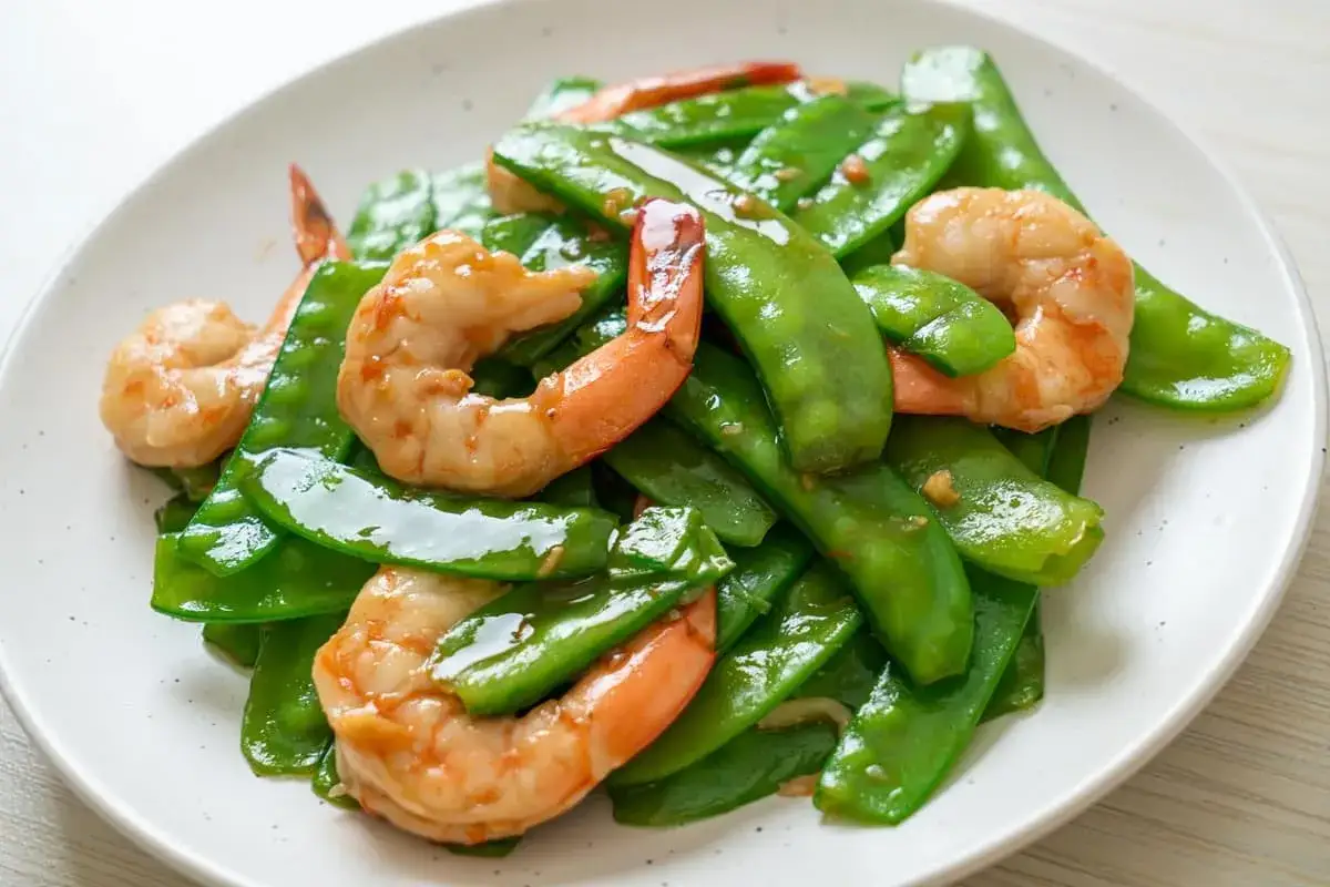 Crevettes saut&eacute;es avec pois gourmand croquants, un plat color&eacute; et savoureux.