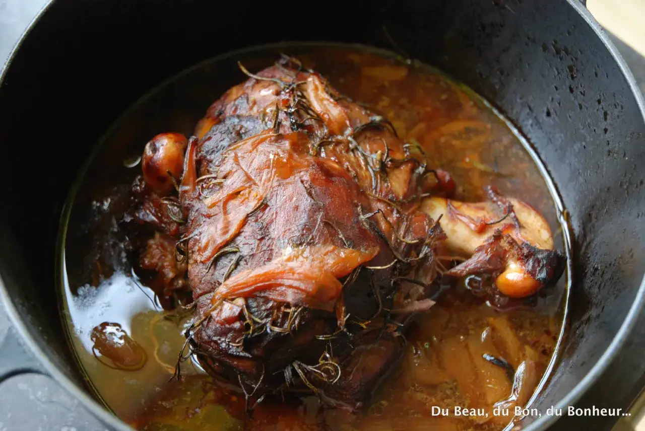 Un plat mijoté : un agneau de 7 heures, tendre et parfumé, baignant dans son jus savoureux avec des herbes aromatiques.