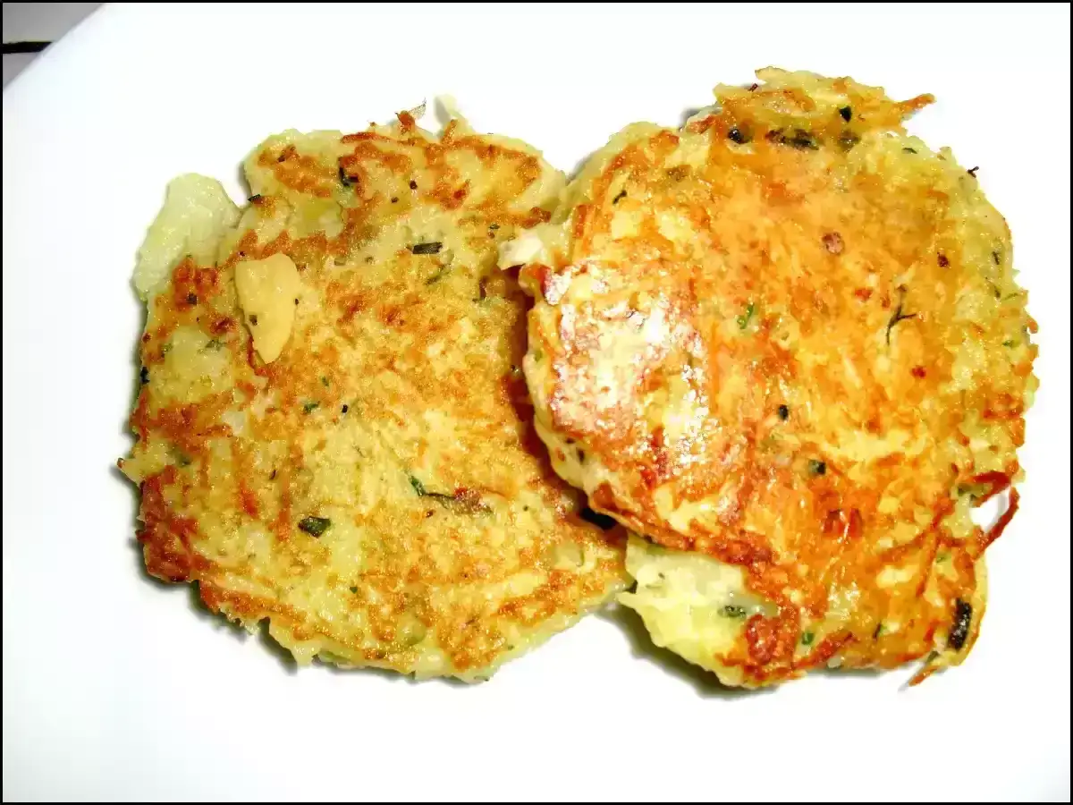 Deux maakoudas dorées et croustillantes sur une assiette blanche, prêtes à être dégustées.