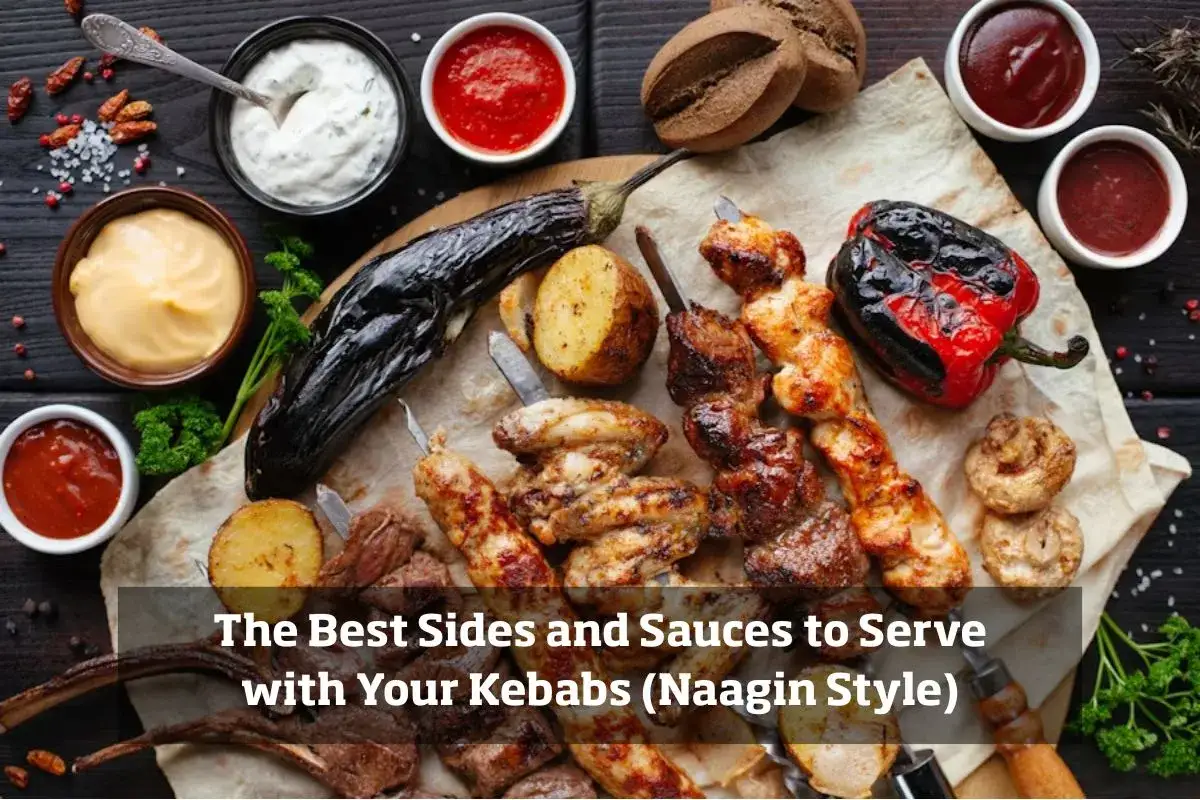 Brochettes de viande, poulet et agneau grillées, accompagnées d'aubergine, de poivron rouge, de pommes de terre et de champignons. Plusieurs sauces sont présentées, le meilleur combo sauce kebab pour accompagner ce festin.