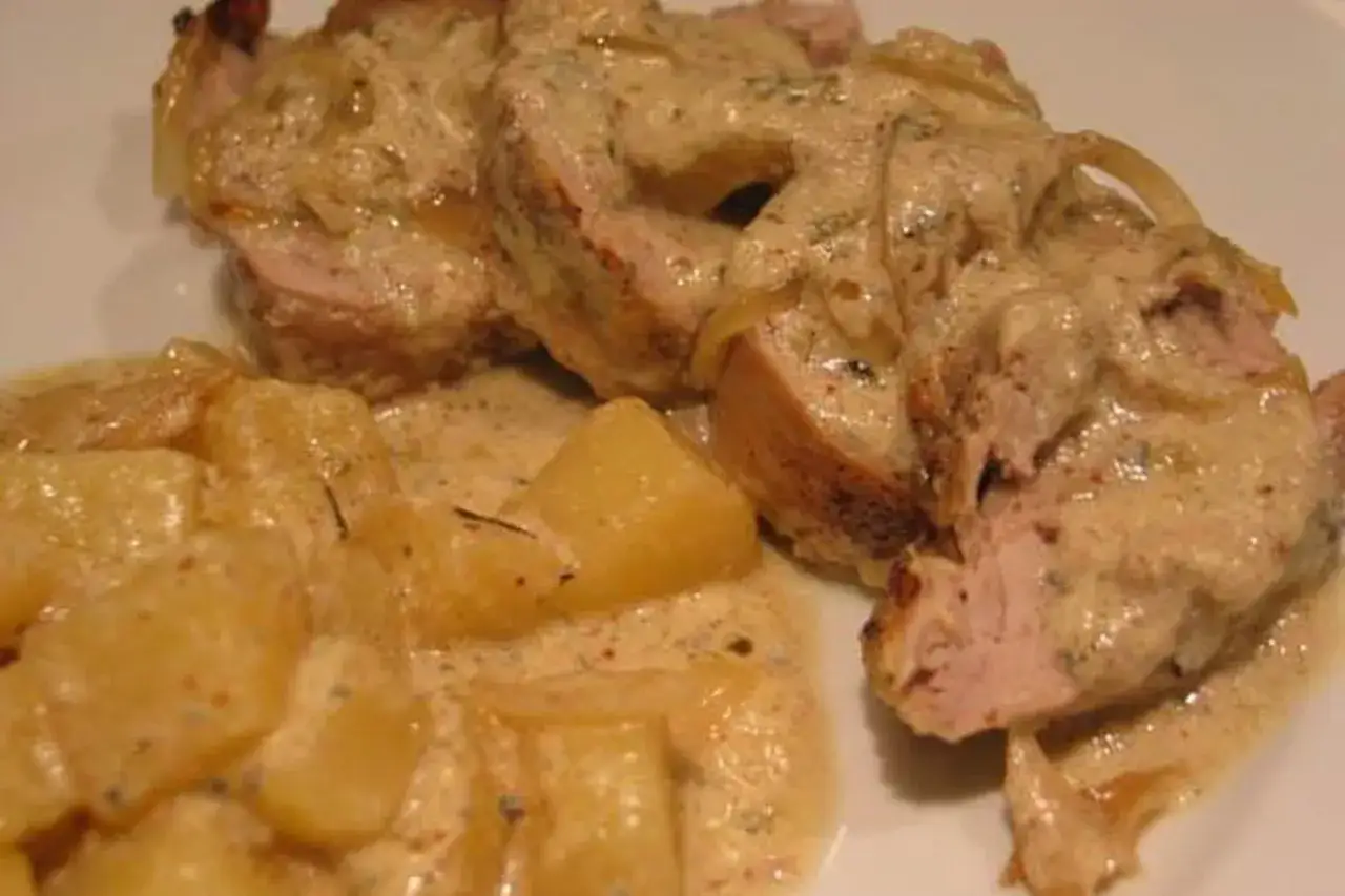 Délicieux filet mignon de porc en sauce crémeuse, accompagné de pommes de terre. Une recette gastronomique à savourer.