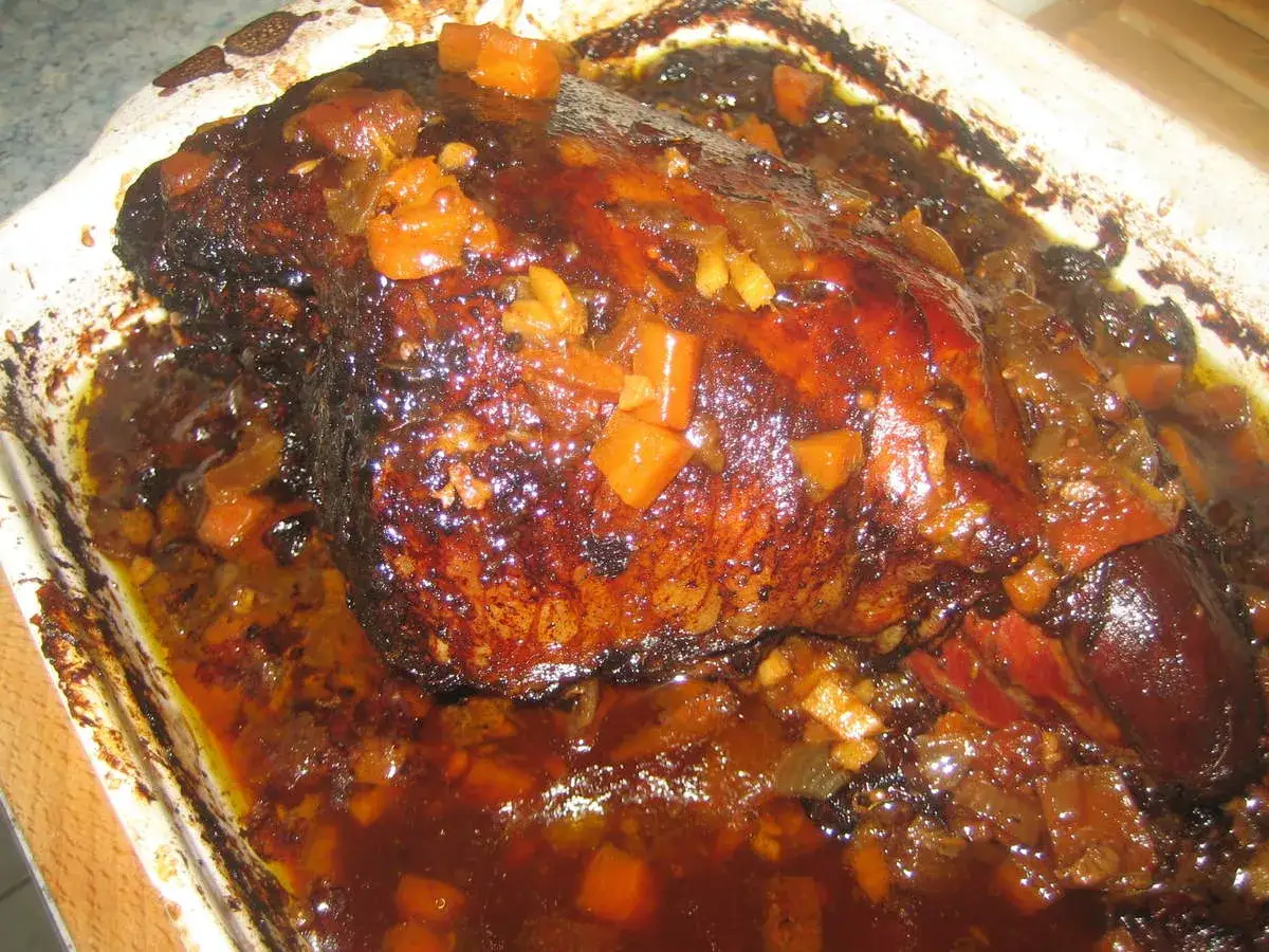 Gigot d'agneau rôti, nappé d'une sauce brune aux carottes et oignons, parfait accompagnement gigot d'agneau pour Noël.