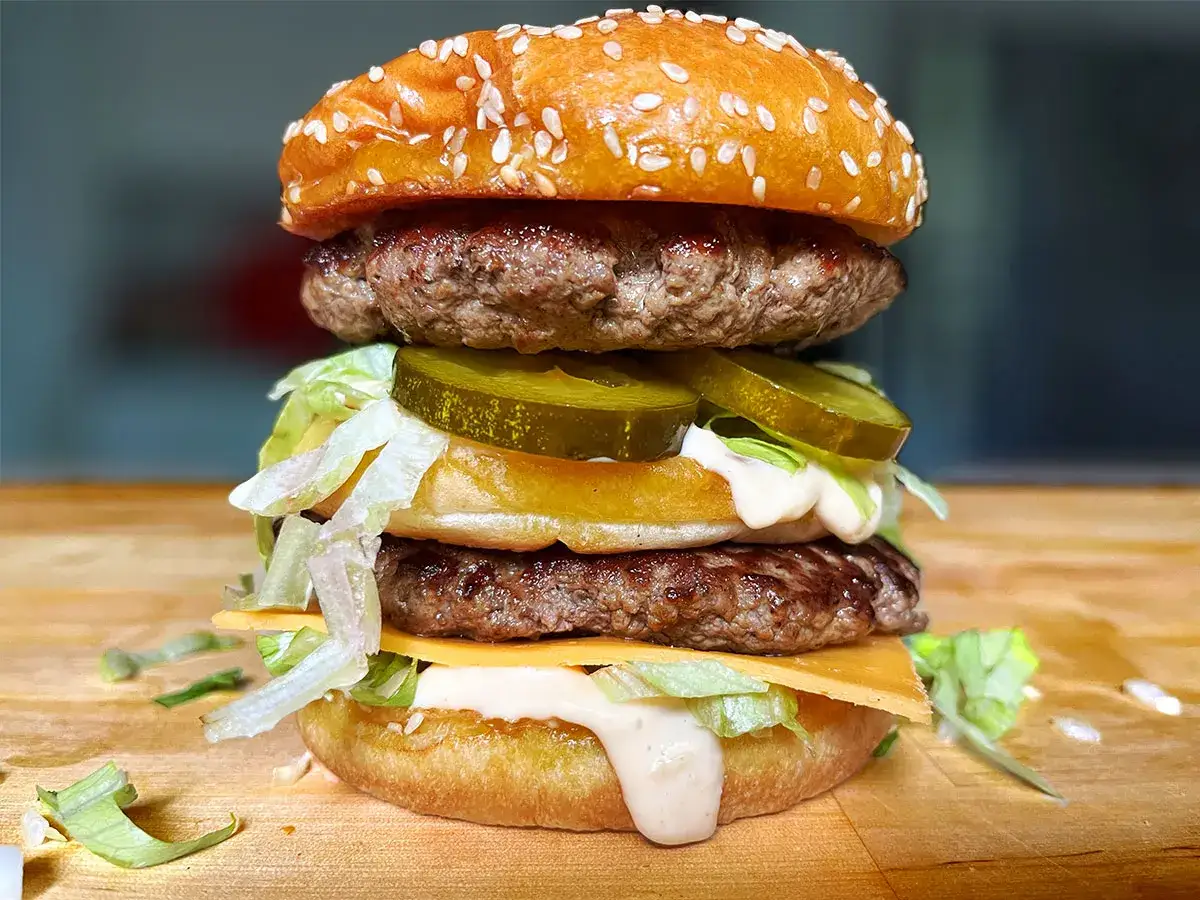 Un généreux burger double avec sa sauce Big Mac crémeuse, des cornichons acidulés et du fromage fondant. Un délice !