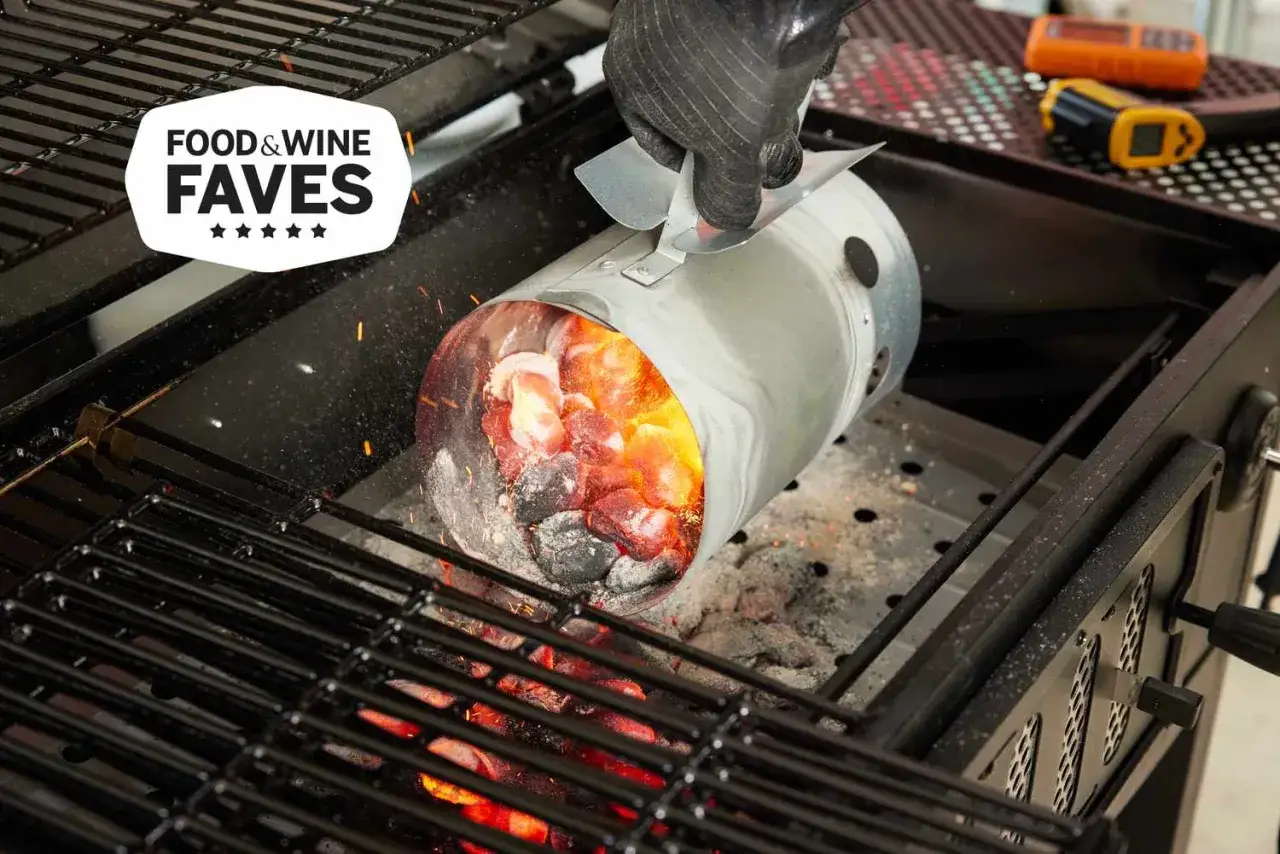 Maintenant, allumons le barbecue bois ou charbon ! Un allume-feu rempli de braises incandescentes est vers&eacute; sur la grille.