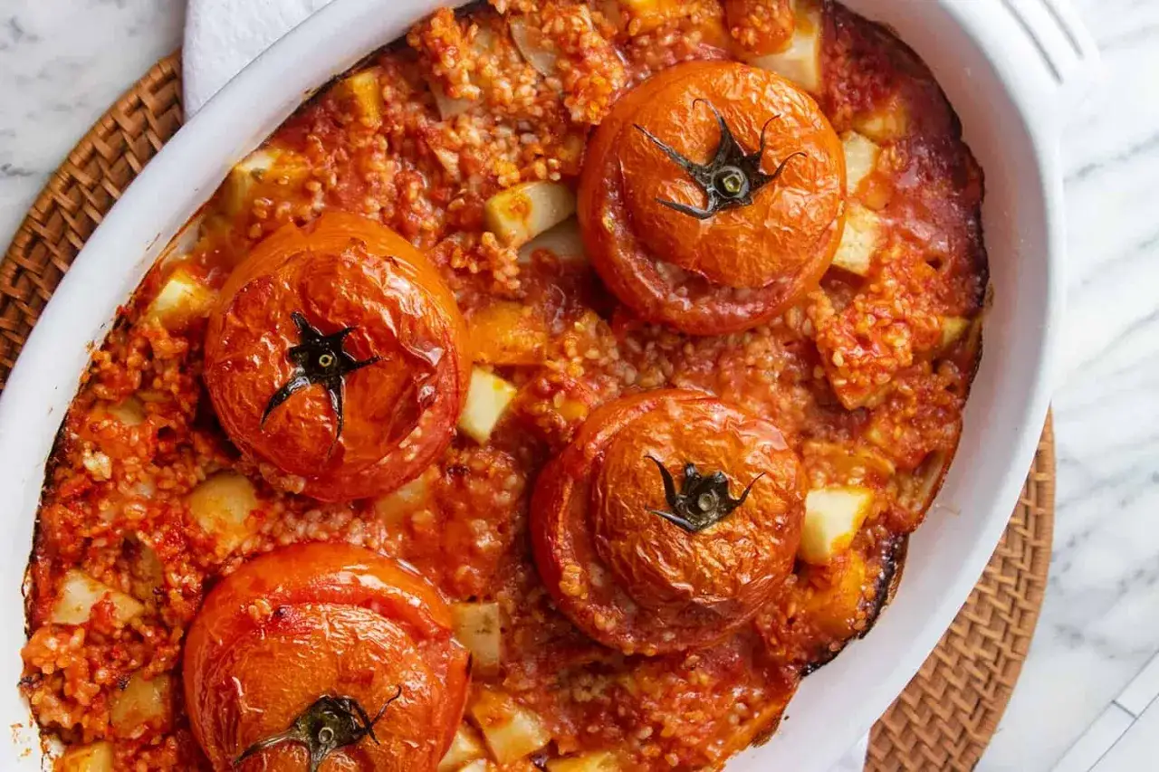 Tomates farcies au riz, baignant dans une sauce tomate savoureuse. Un plat réconfortant, parfait en accompagnement.