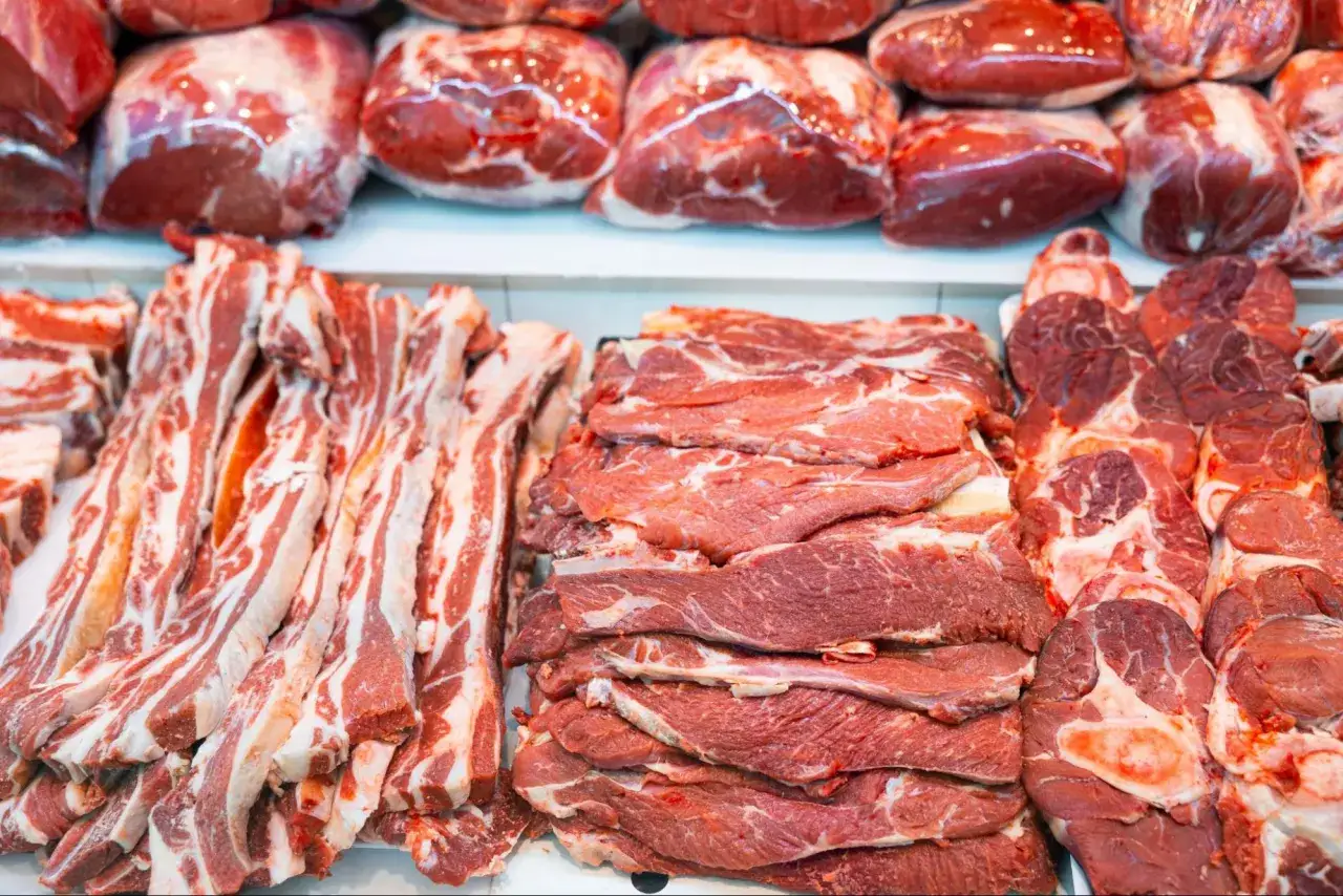 Assortiment de viande à griller, des côtes, des steaks et des morceaux emballés, prêts pour le barbecue.