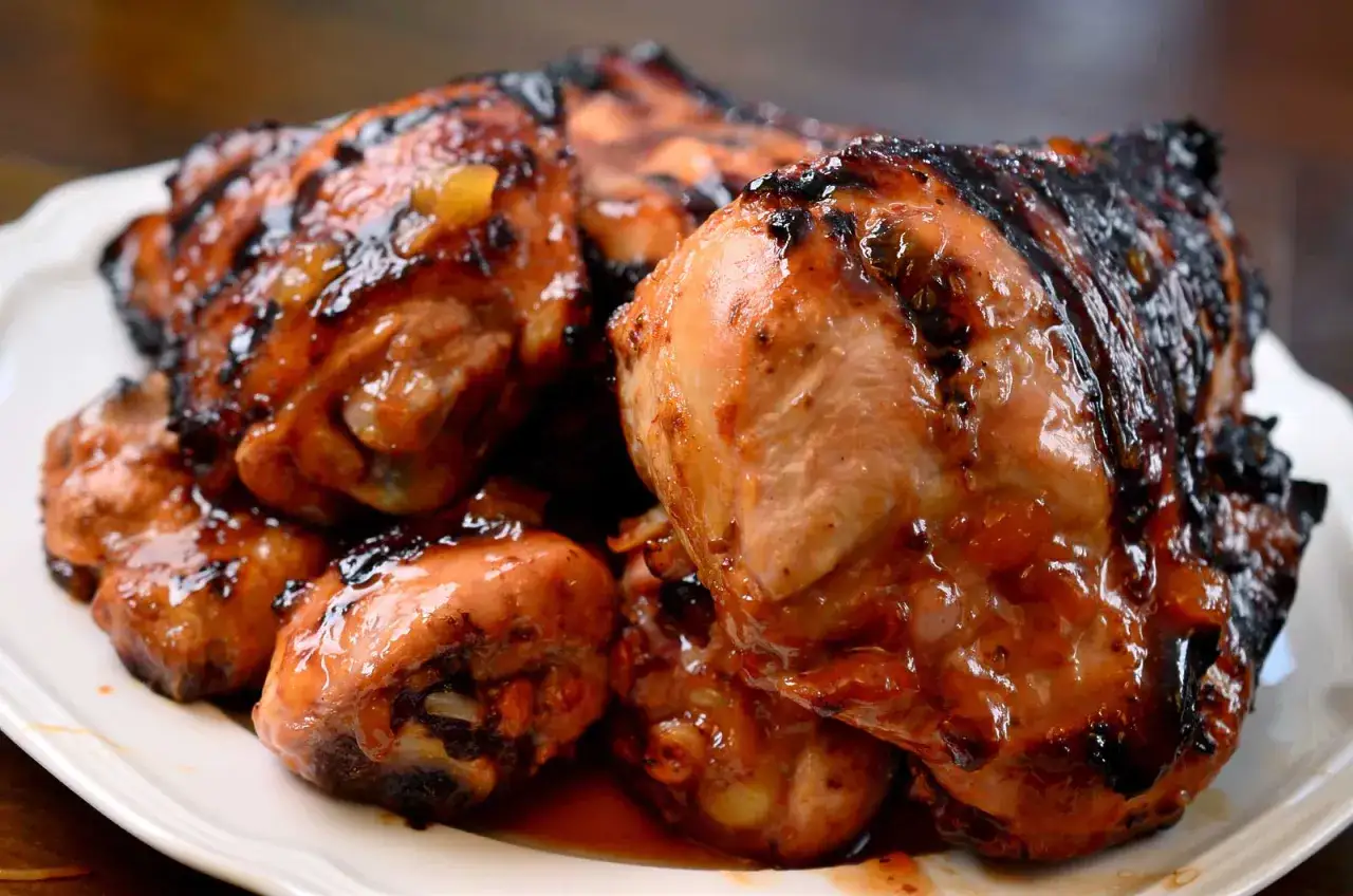 Poulet r&ocirc;ti, glac&eacute; d'une sauce aigre douce brillante, avec des marques de grill. Un d&eacute;lice gourmand.