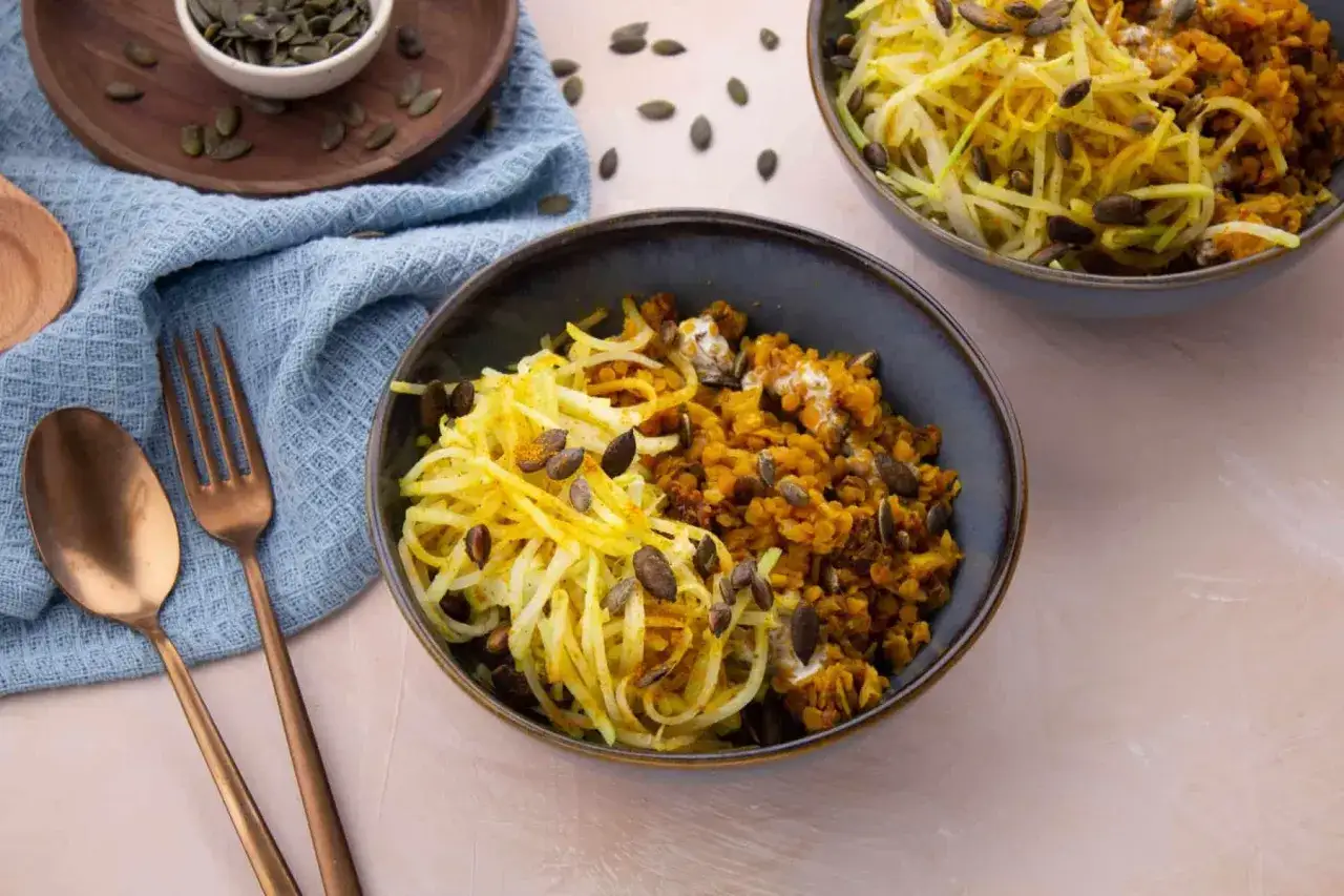 Délicieuse recette de chou-rave : lentilles épicées et julienne de chou-rave, garnie de graines de courge.