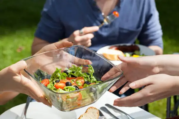 Salade fraîche, un accompagnement barbecue parfait, servie dans un plat en verre.