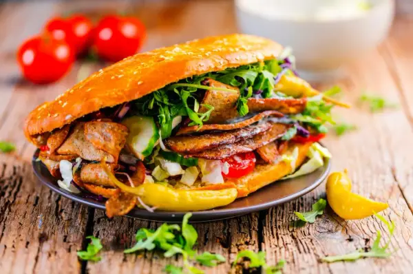 Un généreux kebab garni de viande, légumes frais et le meilleur combo sauce kebab. Un délice !